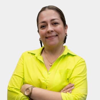Foto tomada en primer plano donde aparece Angela Maria Mateus situado en el centro.