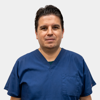 Foto tomada en primer plano donde aparece Cristian Antonio Sierra Santos situado en el centro.