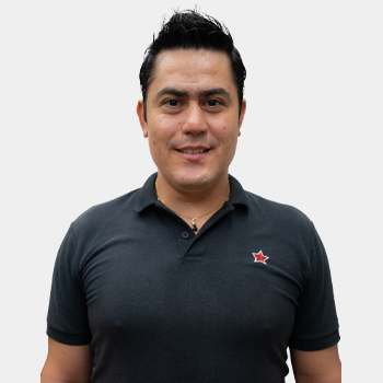 Foto tomada en primer plano donde aparece Edwin Gutierrez situado en el centro.