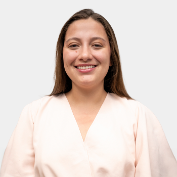 Foto tomada en primer plano donde aparece Karol Daniela Sanchez situado en el centro.