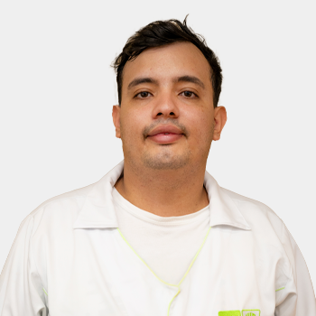 Foto tomada en primer plano donde aparece Nelson Rodriguez Granados situado en el centro.