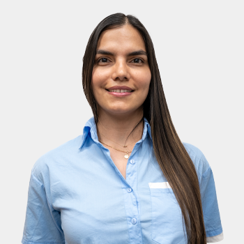 Foto tomada en primer plano donde aparece Silvia Juliana Moreno situado en el centro.