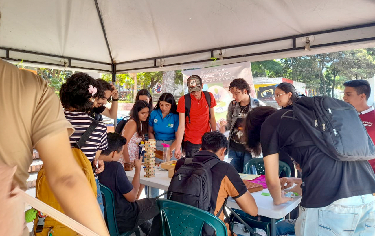 Estudiantes y personal administrativo capacitando.